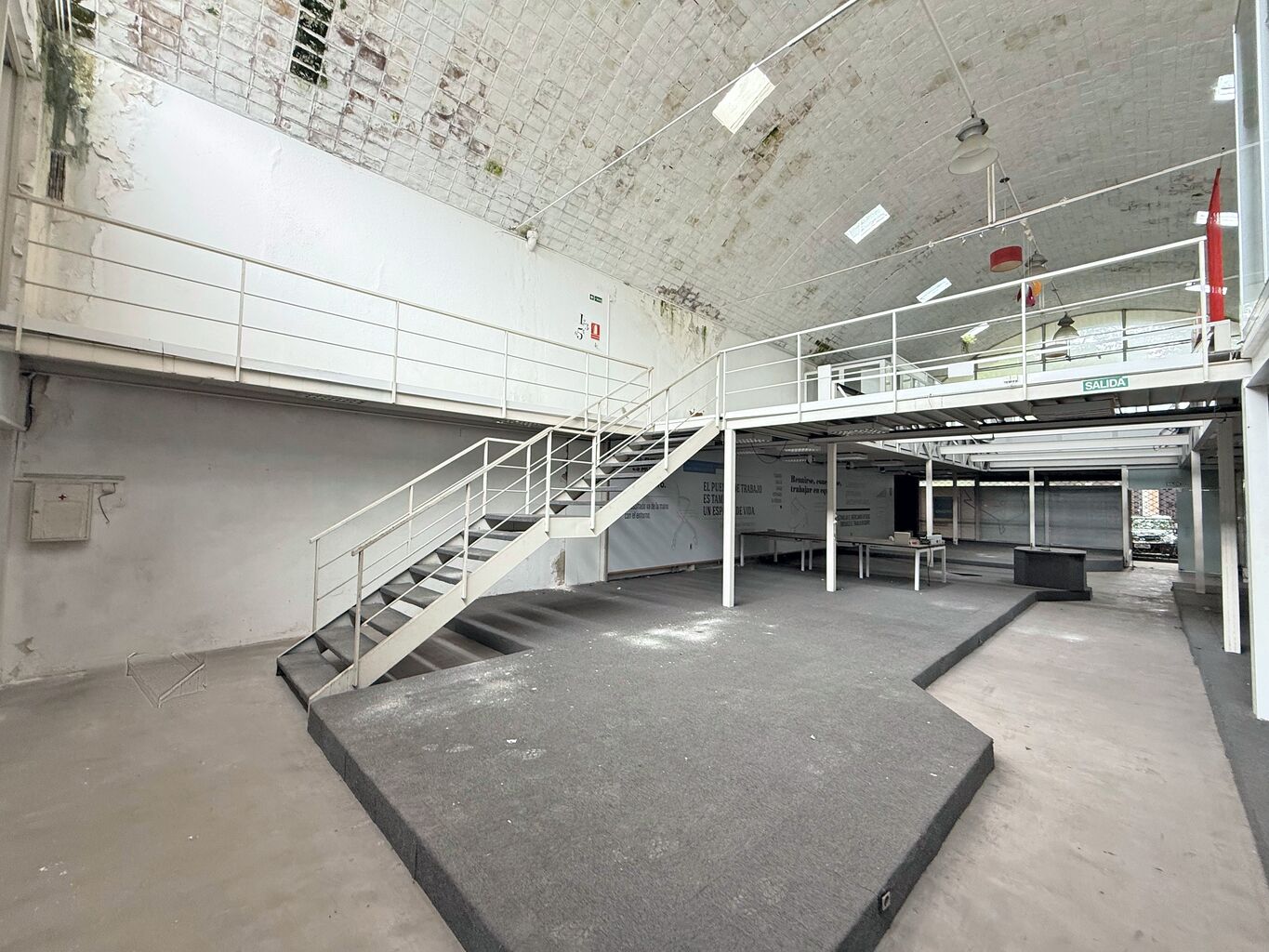Alquiler Local Único de 1.000m2 en Cordón Sur · Foto 1