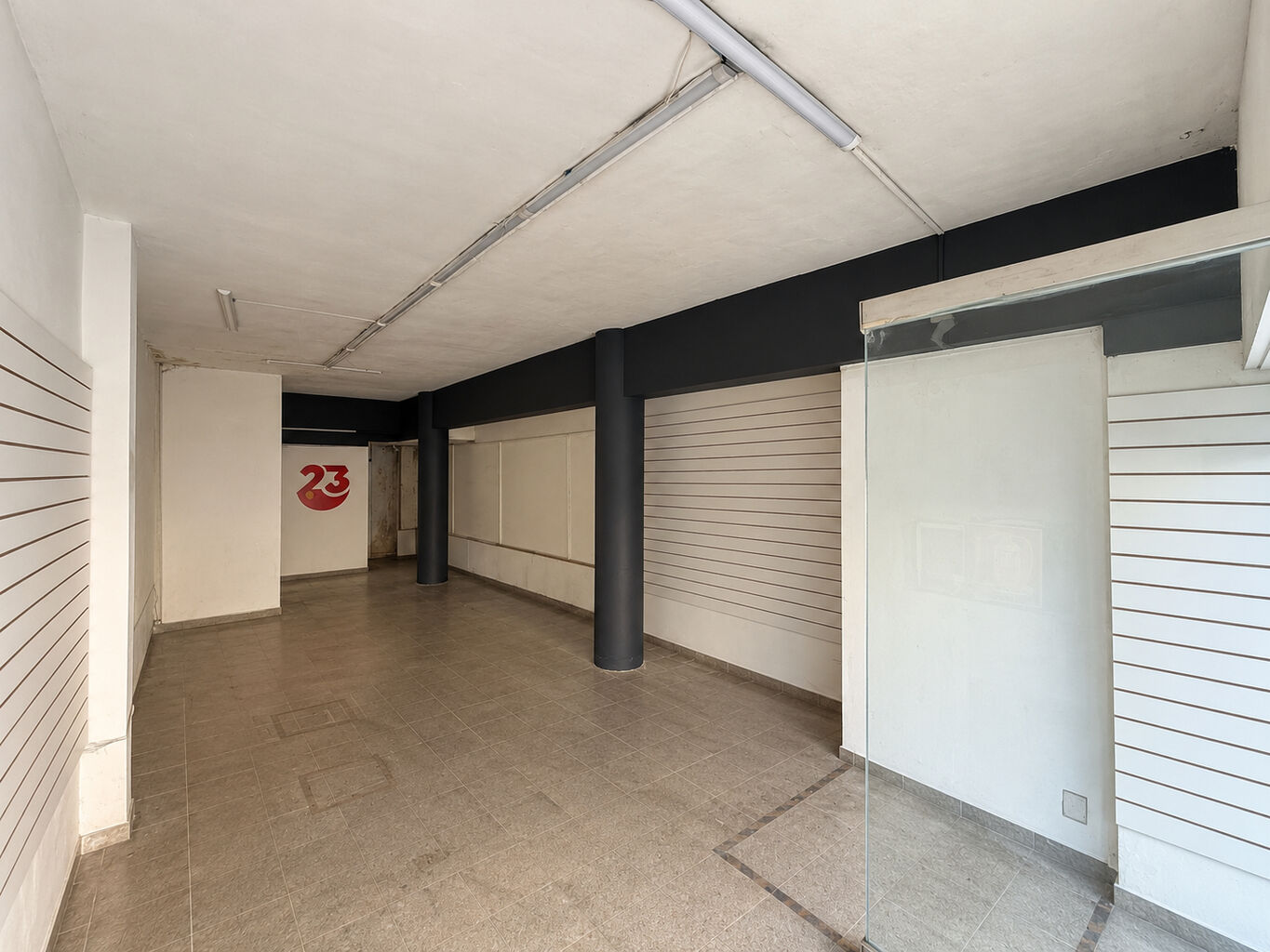 Alquiler local comercial de 40 m² con vidriera en Ejido esquina Colonia · Foto 2