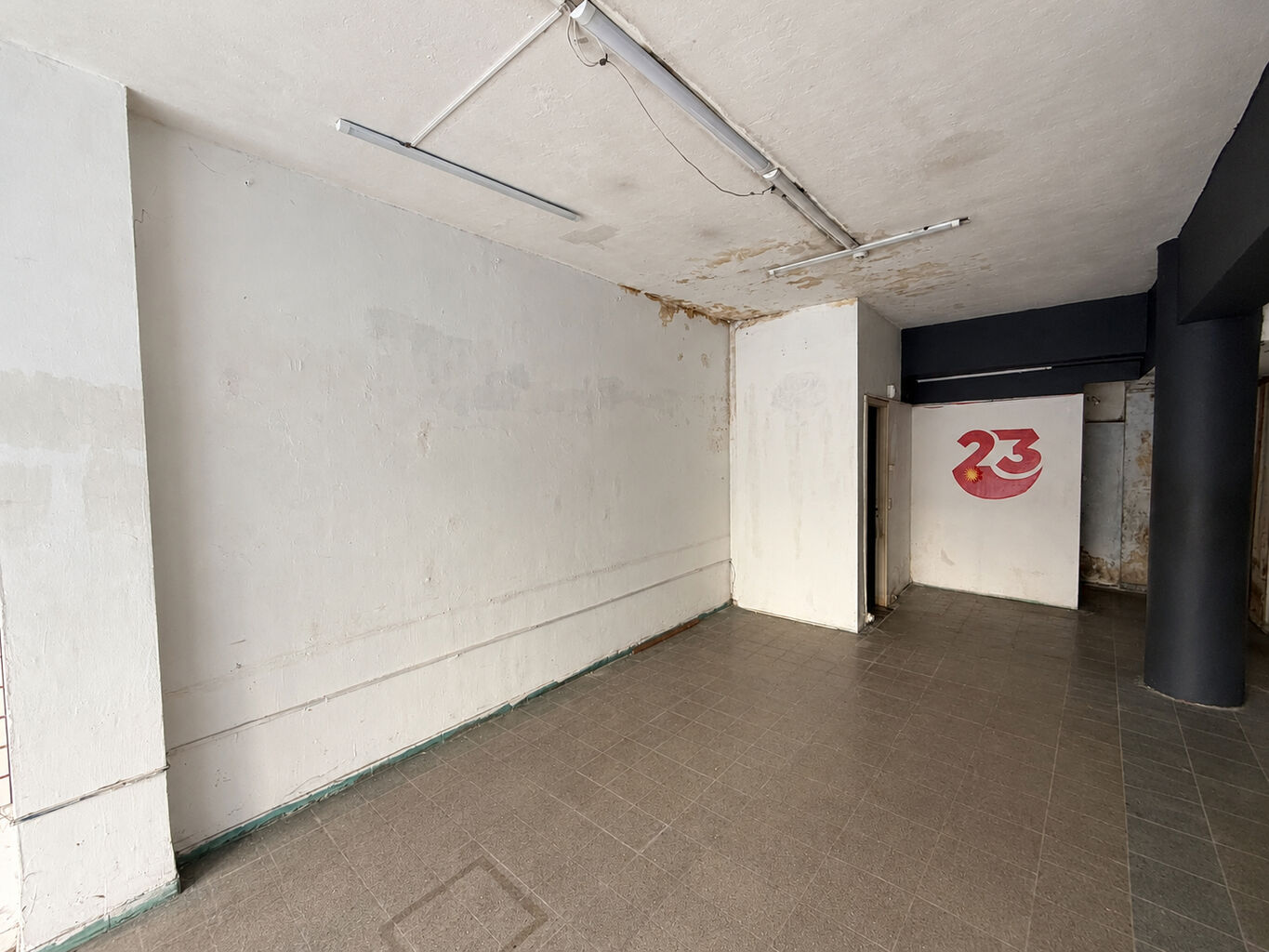Alquiler local comercial de 40 m² con vidriera en Ejido esquina Colonia · Foto 3