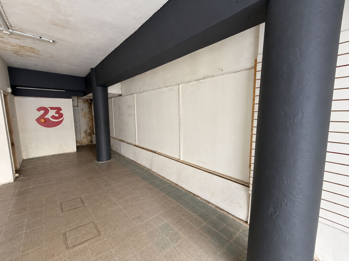Alquiler local comercial de 40 m² con vidriera en Ejido esquina Colonia · Foto 4