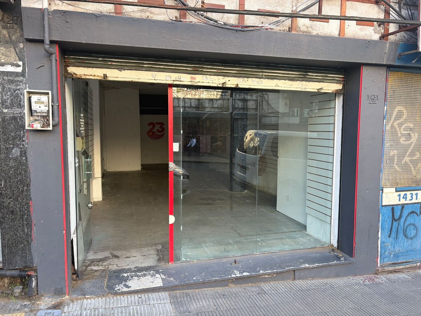 Alquiler local comercial de 40 m² con vidriera en Ejido esquina Colonia · Foto 1