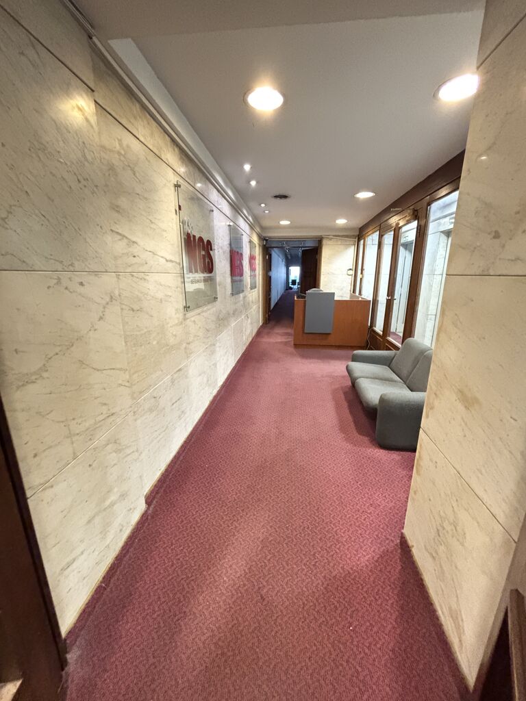 Amplia Oficina Equipada en Alquiler – Rincón, Ciudad Vieja, Montevideo · Foto 3