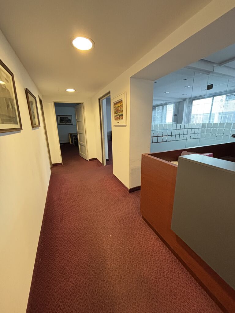 Amplia Oficina Equipada en Alquiler – Rincón, Ciudad Vieja, Montevideo · Foto 5
