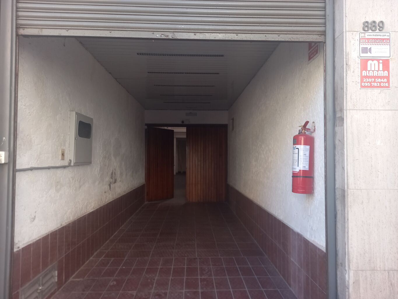 Deposito con entrada para vehículos