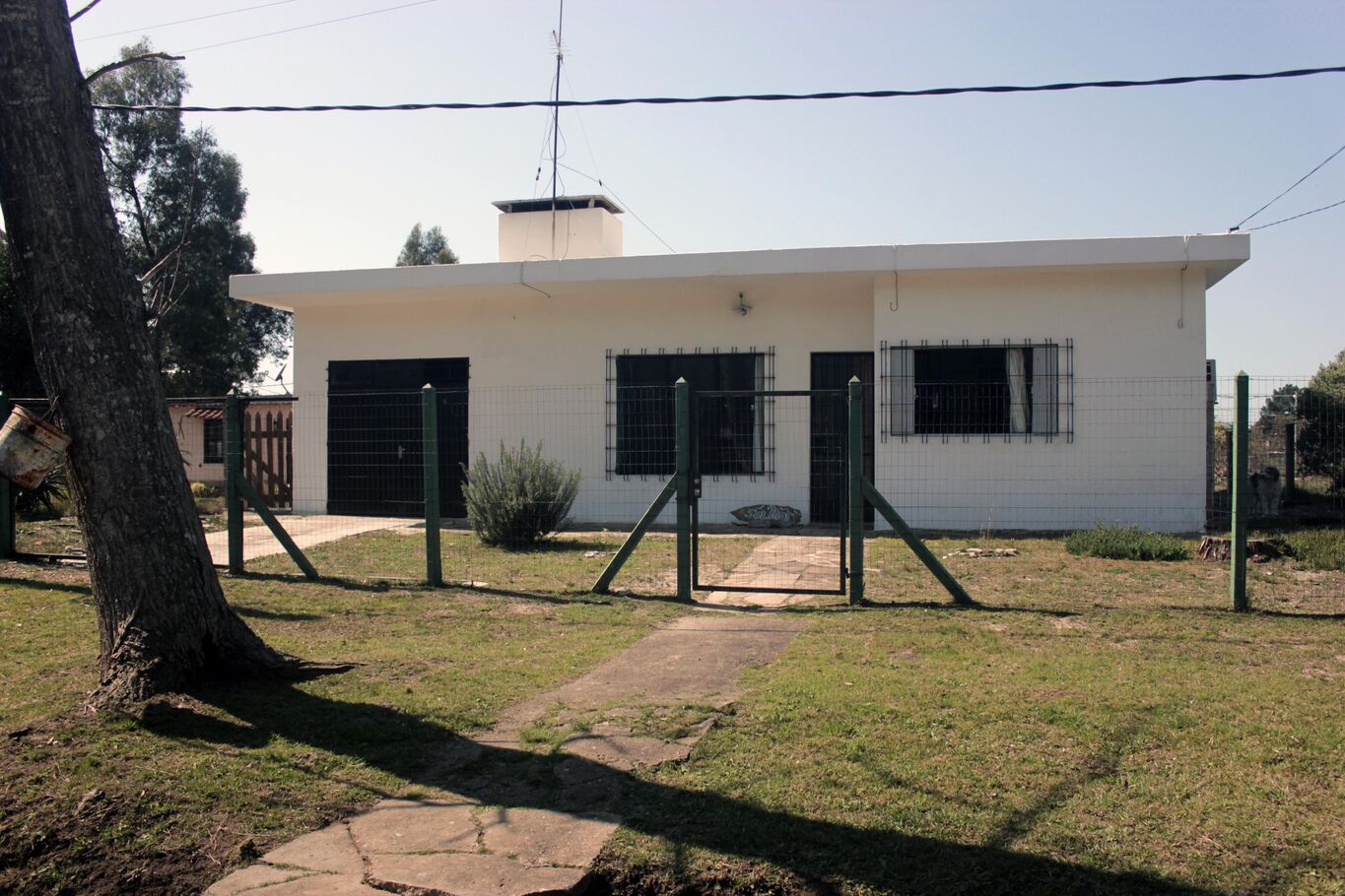 Casa Sólida De 2 Dormitorios - Amplio Terreno Y Garage - Parque Del Plata Norte
