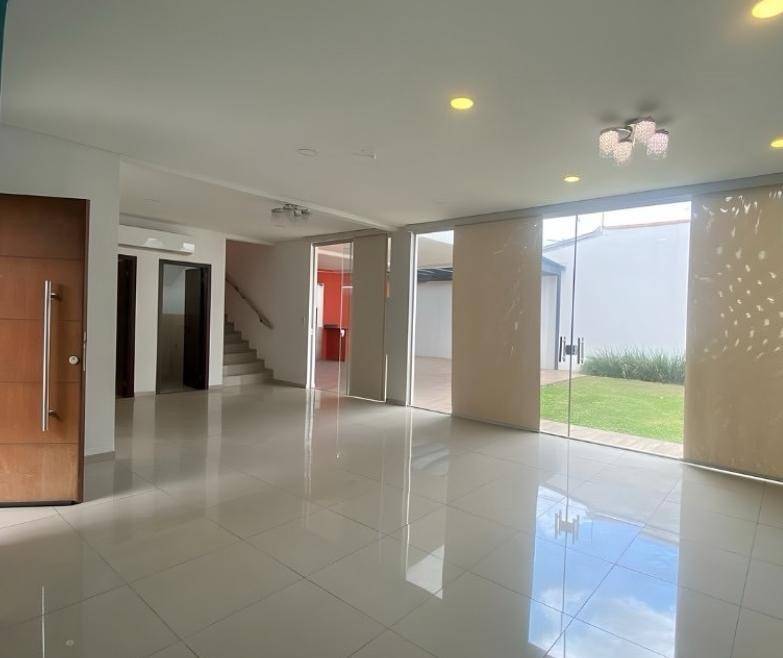 Residencia en venta en Lambaré - 3 dormitorios con pileta y quincho — foto 2