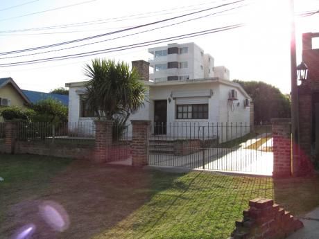 Casa En Calle Paul Harris, Amplio Jardín