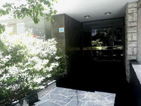 Apartamento De 2 Dormitorios Y Garage En Pocitos