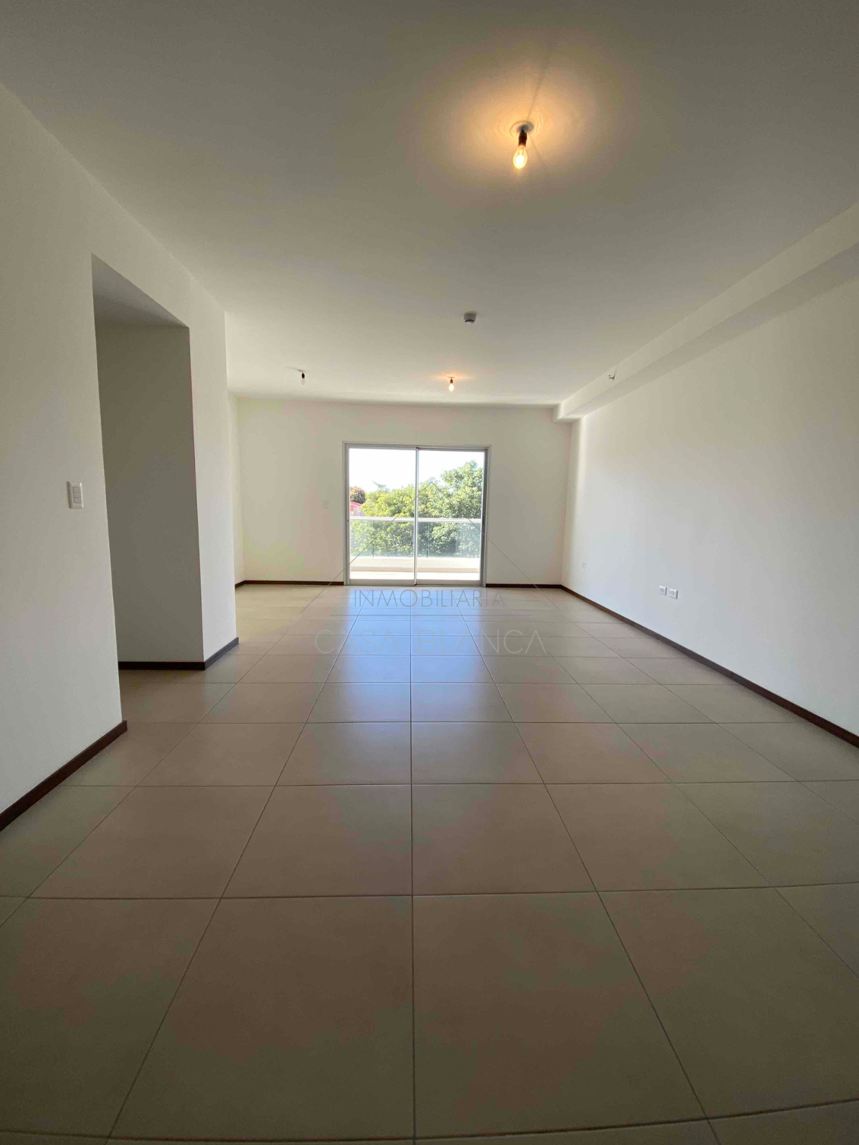 En Alquiler Amplio Departamento de 2 habitaciones frente al Colegio Inter — foto 3