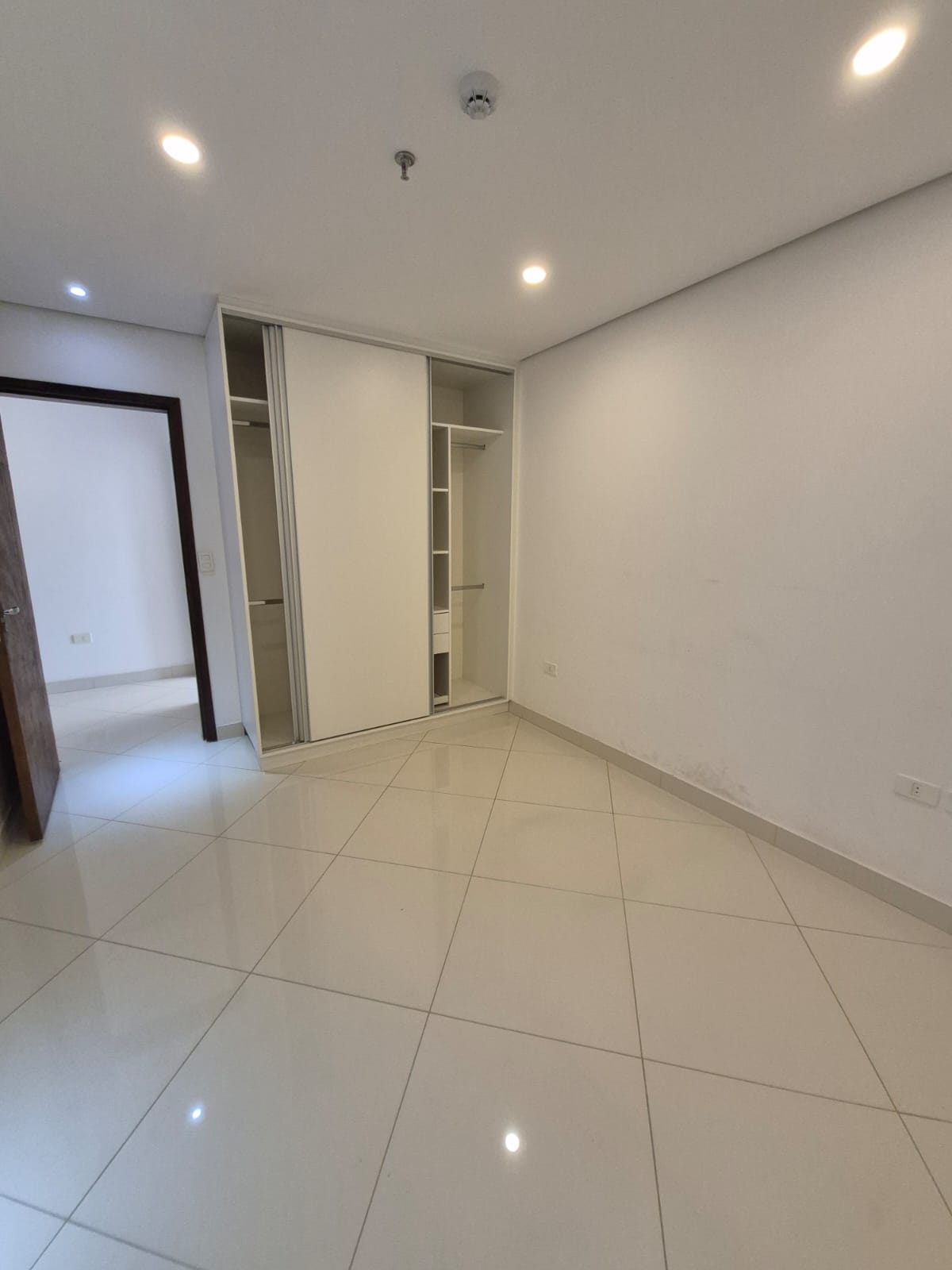 Alquilo Departamento Amoblado de 2 dormitorio con Cochera Edificio Harmony — foto 3