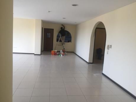 Amplio Departamento En Los Laureles