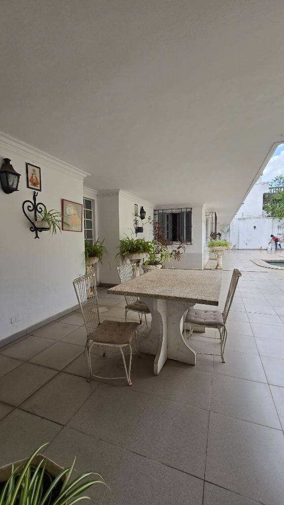 VENDO RESIDENCIA SOBRE MCAL LOPEZ. — foto 3