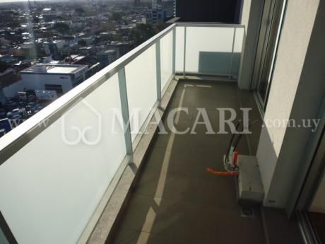 Piso 11 Al Frente Una De Las Vistas MÁs Lindas De Montevideo, Sobre Bv Artigas