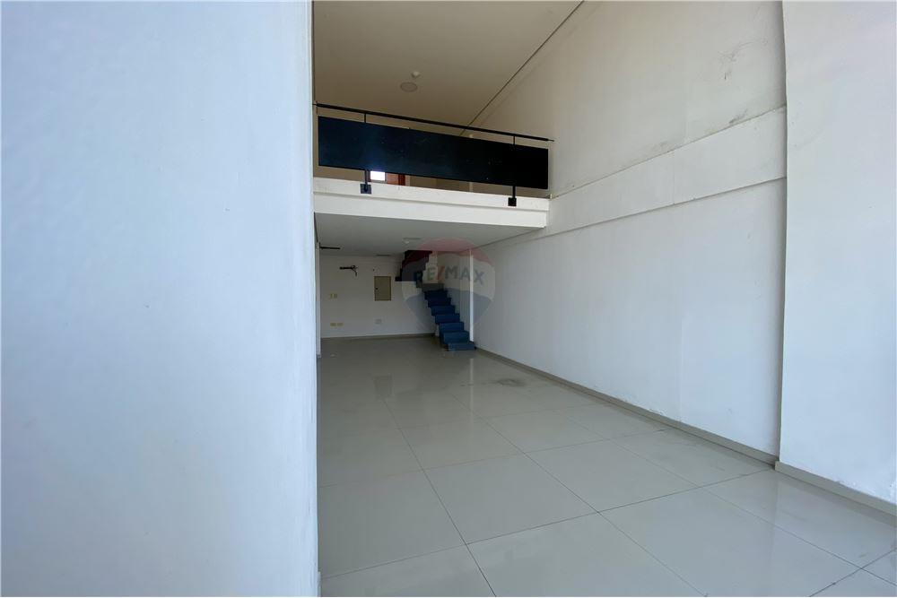 SALON COMERCIAL - ALQUILER - MERCADO SAN LORENZO — foto 2