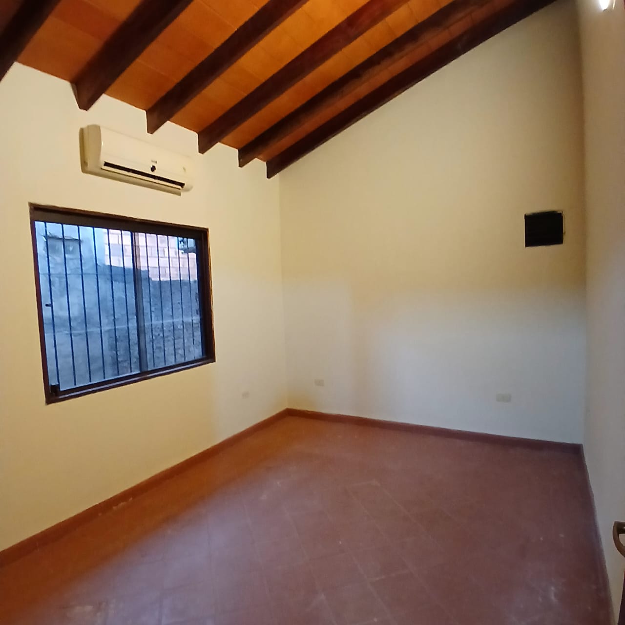 ALQUILO CASA EN LAMBARÉ ZONA CANAL 13! — foto 3