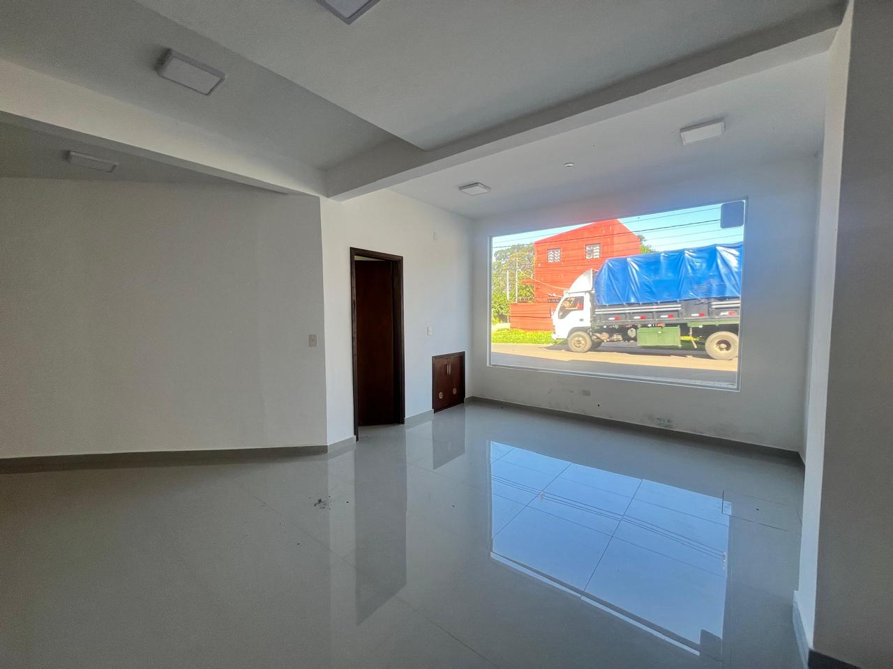 ALQUILO AMPLIO SALÓN COMERCIAL EN LUQUE – LOMA MERLO ZONA RAKIURA — foto 3