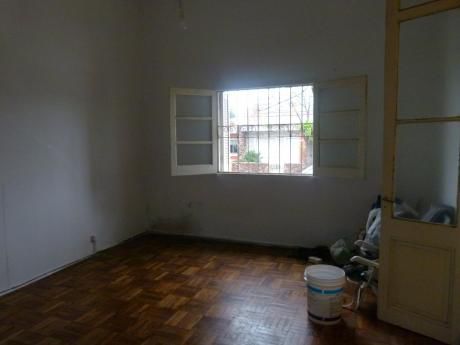 Casa Dos Dormitorios Con Patio Parrillero Y Cochera