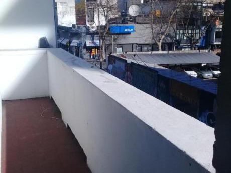 Excelente Ubicación! Segundo Por Escalera! Balcón Al Frente