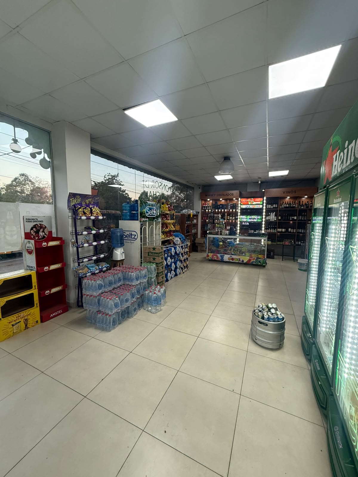 ALQUILO LOCAL COMERCIAL CON UBICACIÓN ESTRATEGICA — foto 2
