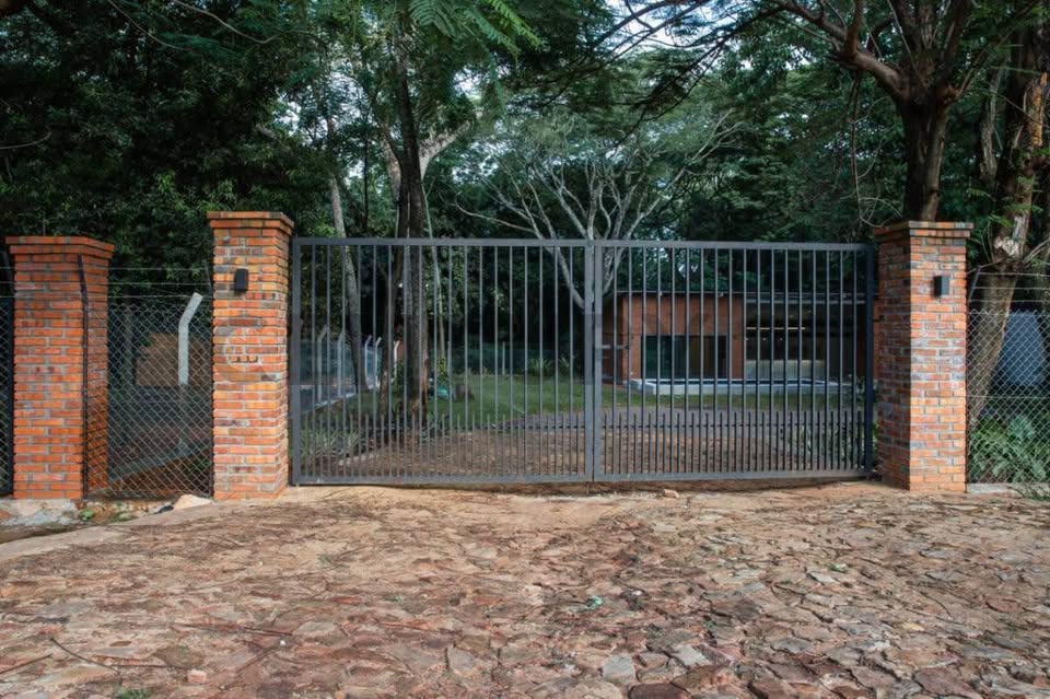 OPORTUNIDAD ÚNICA EN ALTOS! DOS CASAS A LA VENTA — foto 2