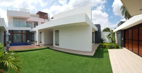 Casa En Venta De 5 Dormitorios Con Piscina - Radial 26