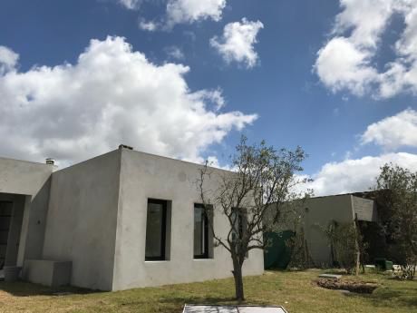 Venta Casa De 4 Dormitorios En Barrio Privado VIñedos De La Tahona