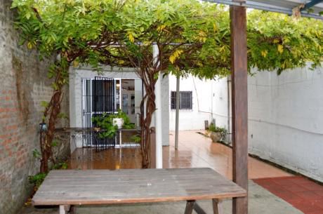 Casita Con Amplio Fondo Proxima A Nuevo Centro.