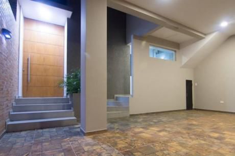 Se Vende Casa A Estrenar De 247 M2. En Lambaré, Zona Supermercado El Pueblo