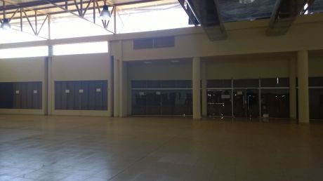 Show Room Sobre Avenida Con Depositos