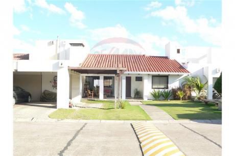 Casa En Venta En Exclusivo Condominio