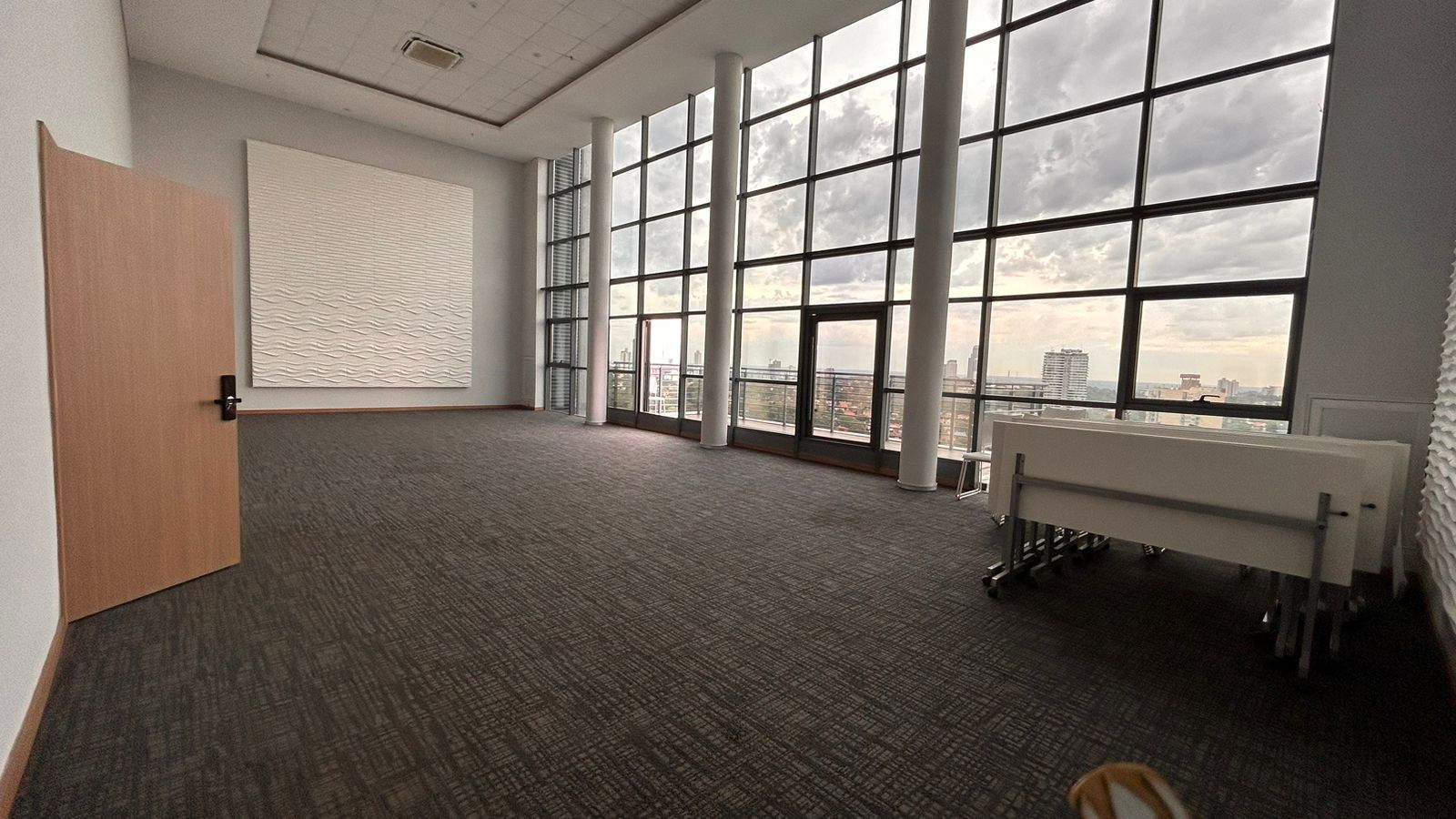 ALQUILO 2 OFICINAS EN EDIFICIO CORPORATIVO EN EL EJE CORPORATIVO — foto 2