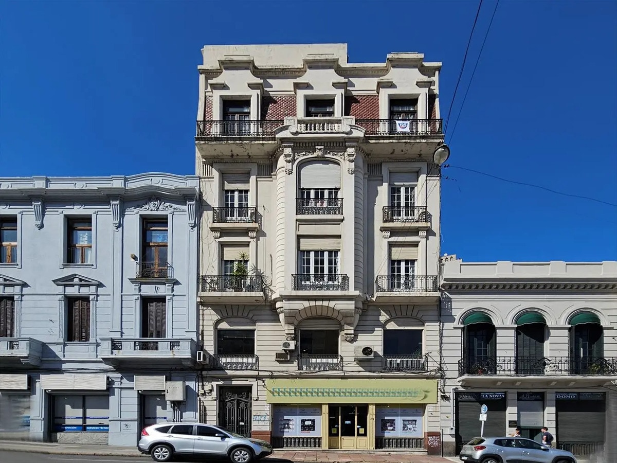 Alquiler O Venta - Piso De Oficina - Ciudad Vieja / Centro · Foto 2