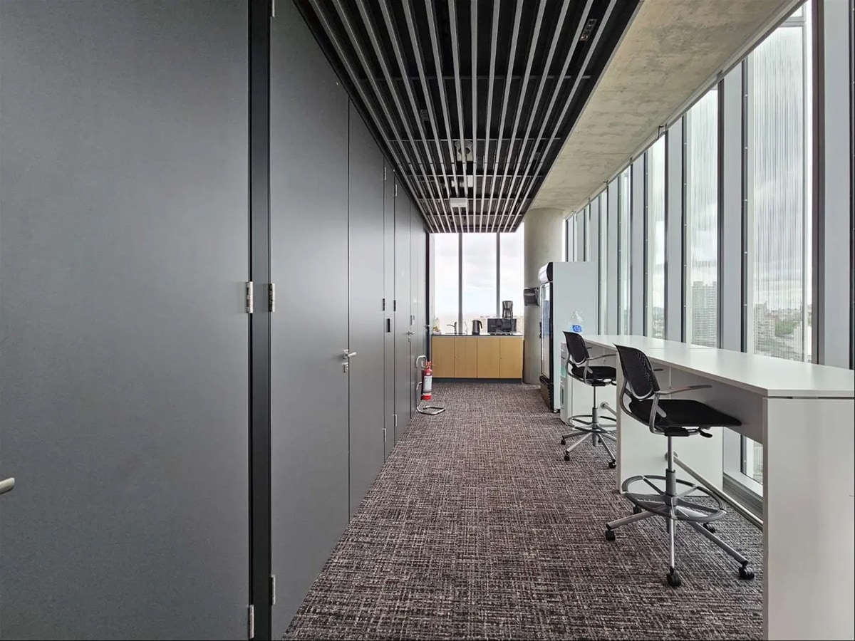 Alquiler Oficina Esquipada - Edificio Clase Aaa+ - Vista Panorámica - Piso Alto. · Foto 12