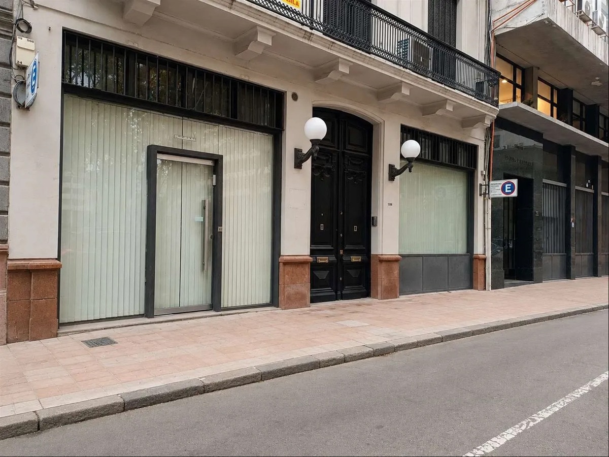 Oficina Alquiler - Ciudad Vieja- Edificio · Foto 2