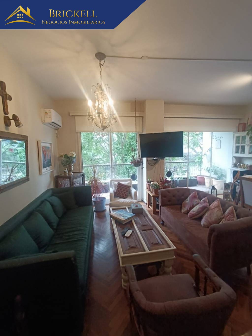 Venta Exclusivo apartamento de 3 Dormitorios con Patio Privado y Garaje en el Corazón de Pocitos.
