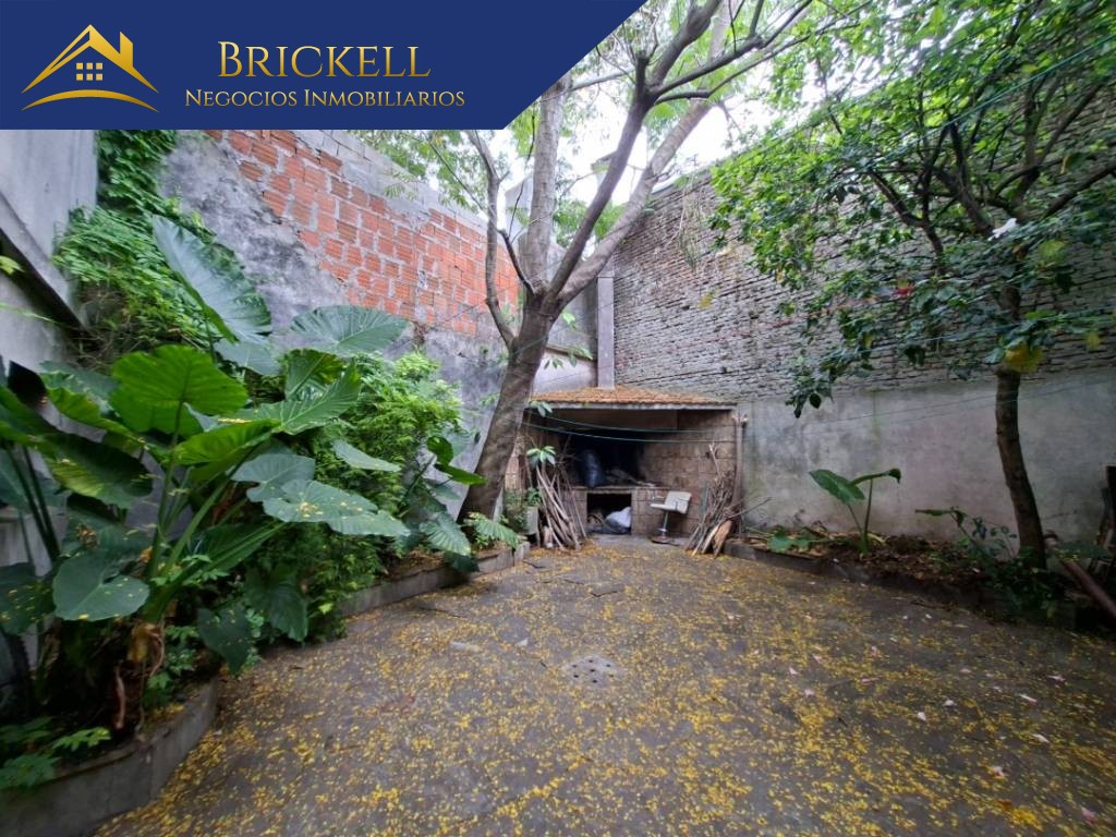 CASA EN VENTA LA COMERCIAL 4 DORMITORIOS 3 BAÑOS PATIO Y PARRILLERO
