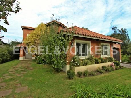 Gran Casa Rodeada De Naturaleza Con Amplio Jardín