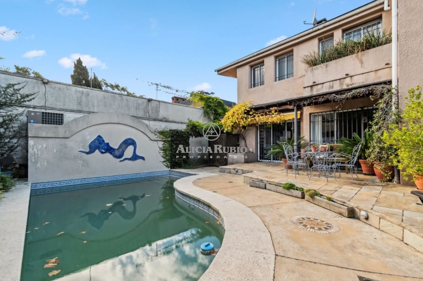 CASA CON PISCINA DE 690 M DE TERRENO EN MIRAFLORES PROXIMO A RIVERA, CARRASCO. DIVINA FACHADA!