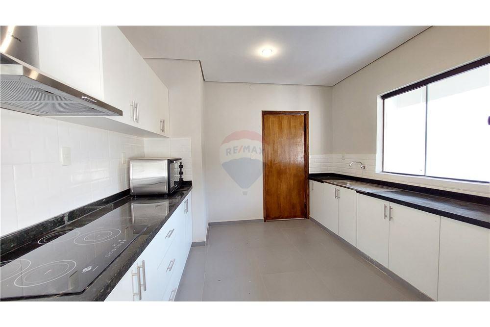 DUPLEX CON PATIO Y AMPLIOS AMBIENTES - LUQUE — foto 2
