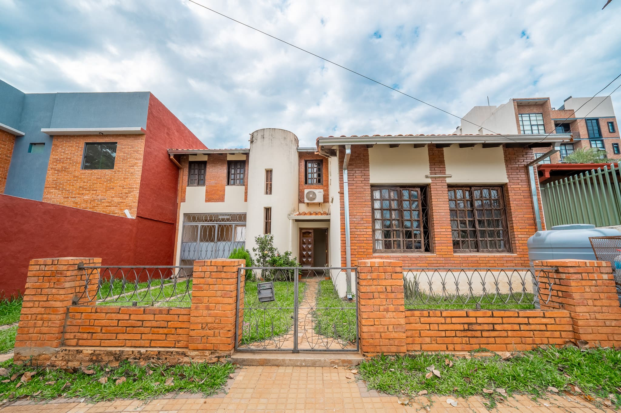 VENDO CASA A REMODELAR EN MBURUCUYA — foto 2