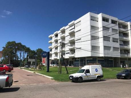Apto 2 Dorm. 2 Baños. Cochera Fija. Av. Roosevelt Y P10