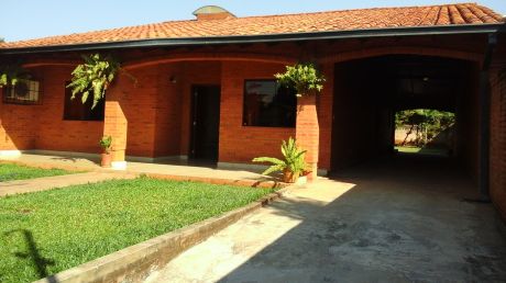 Vendo Hermosa Casa Zona Luque-fernando, 12 X 49 210 Mts Cuad. Area Construida