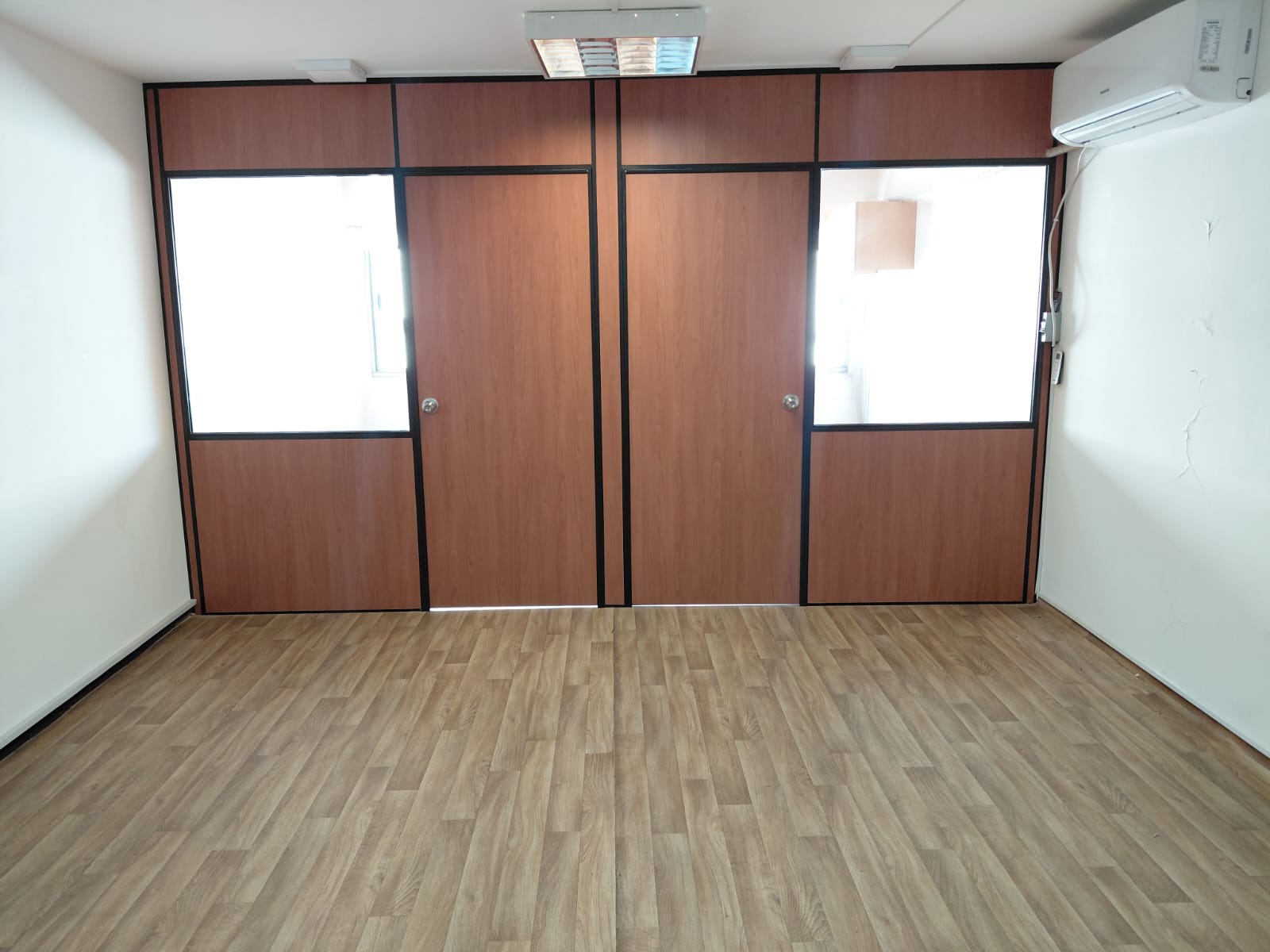 Oficina 43 M² | Muy Luminosa | Piso 9 | Centro | Portería · Foto 5