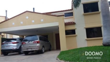 En Venta Casa En Condominio Cerrado. - Luque