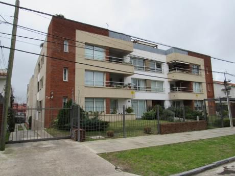 Apartamento 2 Dormitorios En Malvin Con Garaje Y Parrillero