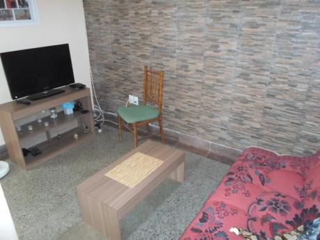 A Metros De 18 De Julio! 9no Piso, Reciclado. Gc $2700.