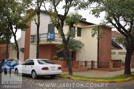 Amplia Casa En Barrio Mcal Lopez