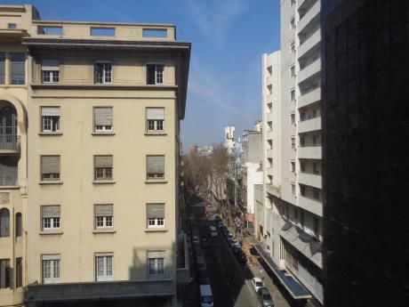 Centro Apartamento Esquina 2 Dormitorios 1 Baño 6º Piso Río Branco Y 18