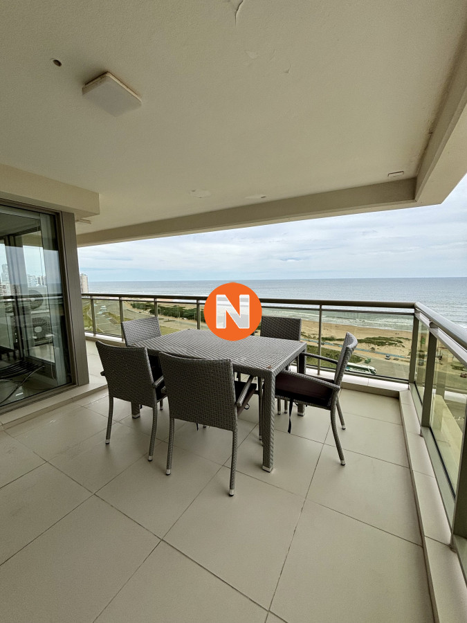 Espectacular apartamento con vistas panorámicas a la Playa Brava