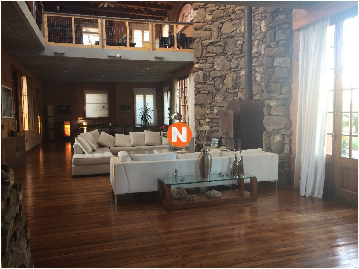 Casa en Venta y Alquiler, Alborada, Punta del Este, 5 Dormitorios.